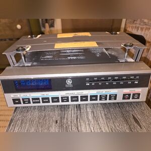 Vintage 1980s GE General Electric Under Cabinet Spacemaker AM/FM Radio 7…